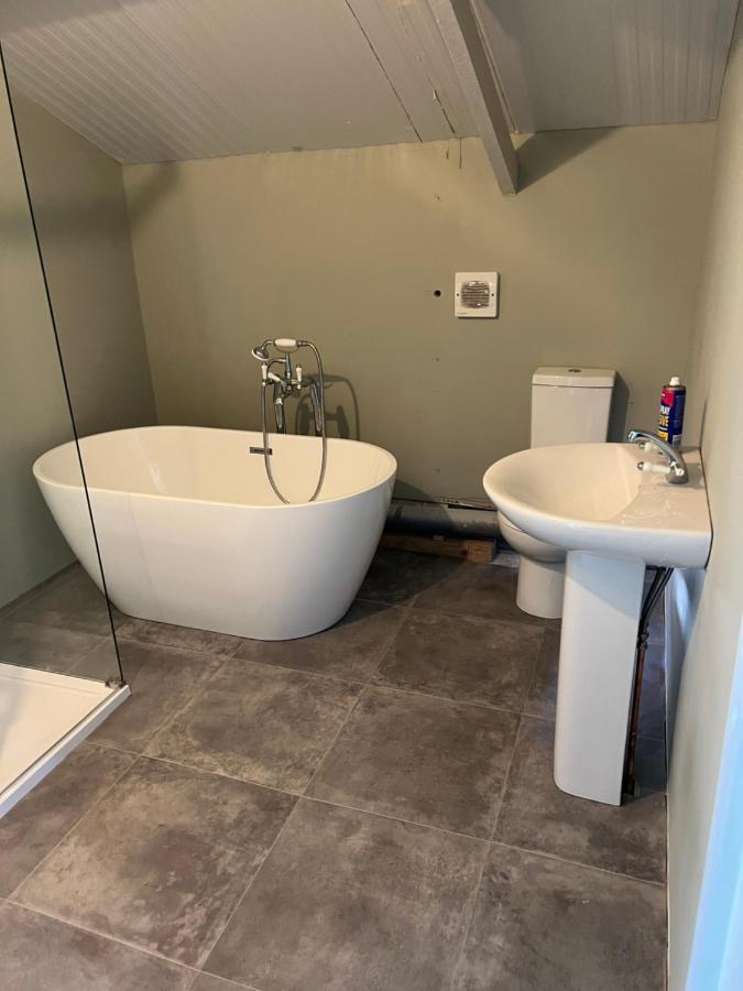 The Old Water Works - Flat 1 Apartment Уейдбридж Екстериор снимка